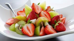 Salada de Frutas Colorida com Morango e Kiwi